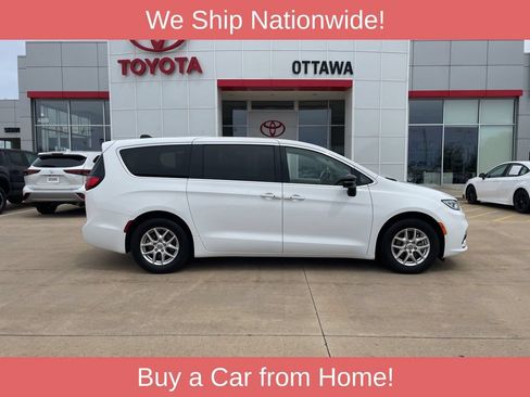 Used 2024 Chrysler Pacifica Touring-L FWD image 4