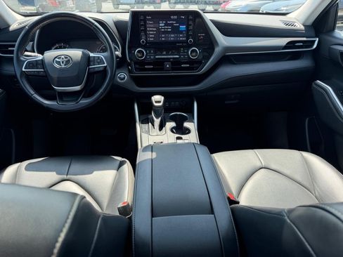 Used 2022 Toyota Highlander XLE FWD image 14