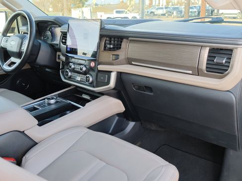 Used 2024 Ford Expedition Limited image 42