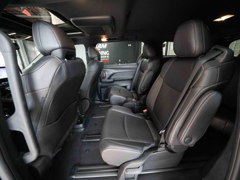 Used 2025 Toyota Sienna XLE Woodland Edition image 24