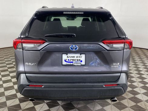 Used 2021 Toyota RAV4 XLE Premium AWD/4WD image 5