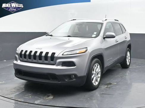 Used 2017 Jeep Cherokee Latitude FWD image 3