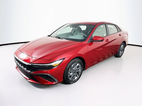 Used 2024 Hyundai Elantra SEL image 3