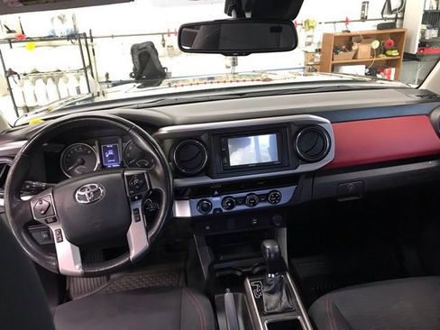 Used 2018 Toyota Tacoma SR5 AWD/4WD image 13