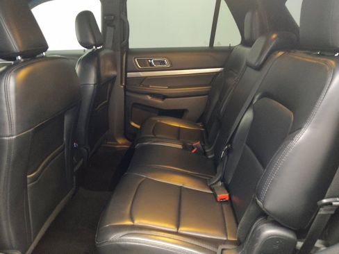 Used 2019 Ford Explorer XLT w/ Equipment Group 202A AWD/4WD image 18