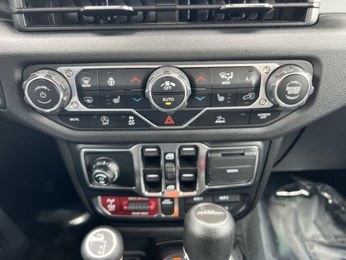 Used 2024 Jeep Gladiator Sport AWD/4WD image 19