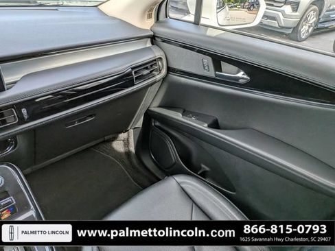 Used 2022 Lincoln Nautilus FWD w/ Premium Package image 18