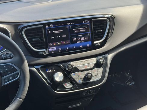 Used 2025 Chrysler Pacifica Select image 20
