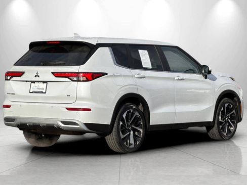 Used 2024 Mitsubishi Outlander SE image 2