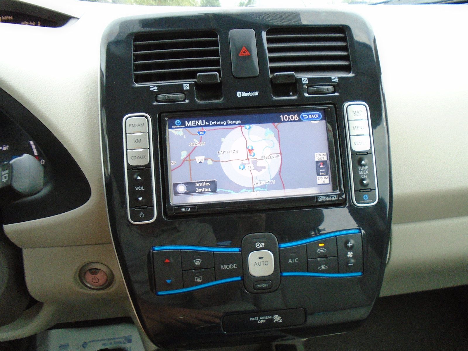 Used 2011 Nissan Leaf w/ Eco Design Pkg FWD image 16