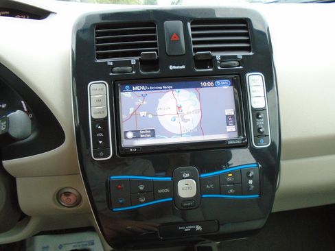 Used 2011 Nissan Leaf w/ Eco Design Pkg FWD image 16