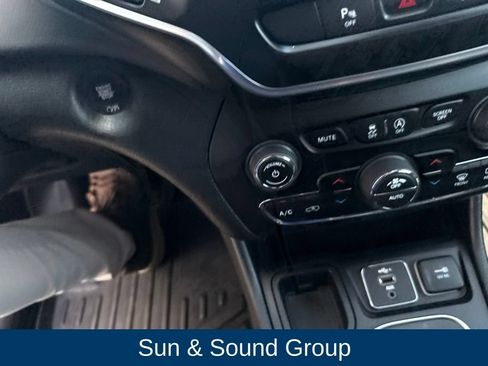 Used 2022 Jeep Cherokee Latitude Lux w/ Sun & Sound Group FWD image 19