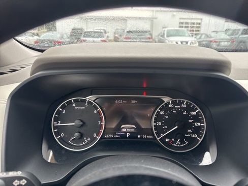 Used 2023 Nissan Rogue SV image 3