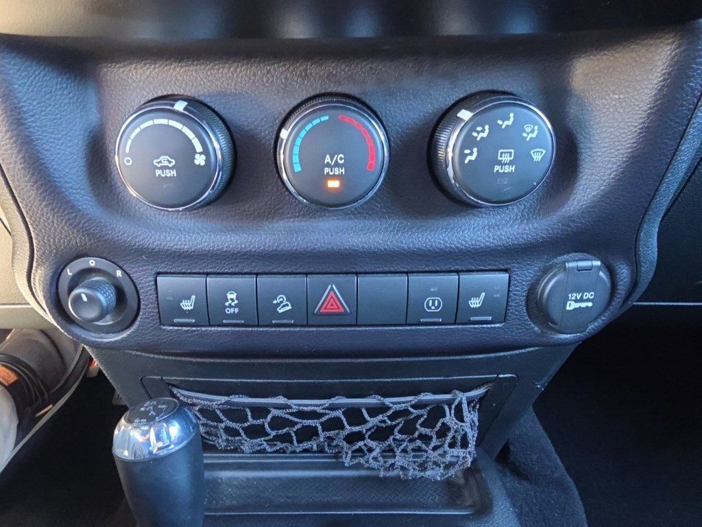 Used 2015 Jeep Wrangler Unlimited Rubicon w/ Connectivity Group AWD/4WD image 25