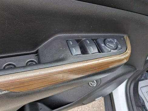 Used 2017 GMC Acadia SLE image 16