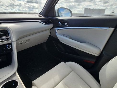 Used 2025 Genesis G70 2.5T image 11