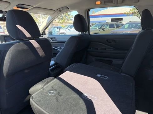 Used 2025 Nissan Pathfinder SV image 8