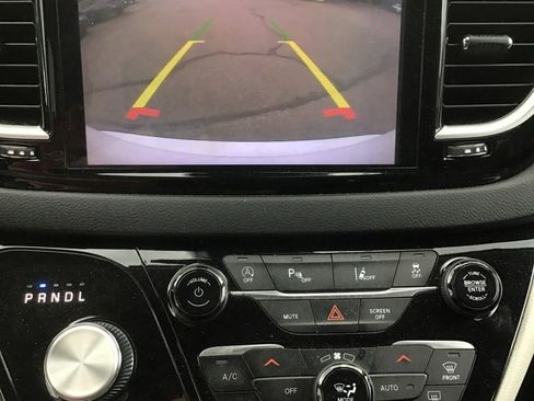 Used 2023 Chrysler Pacifica Touring-L FWD image 10