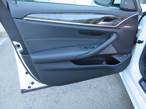 Used 2023 BMW 530e w/ M Sport Package image 5