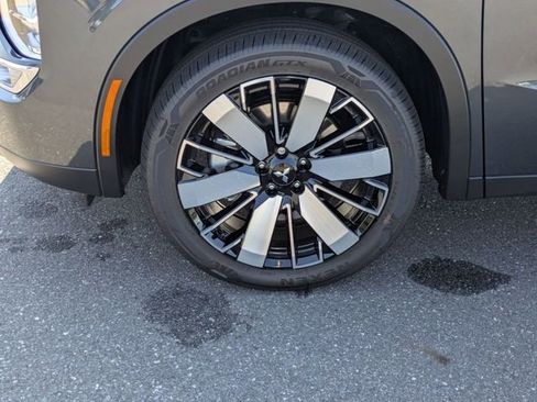 New 2025 Mitsubishi Outlander SE image 10