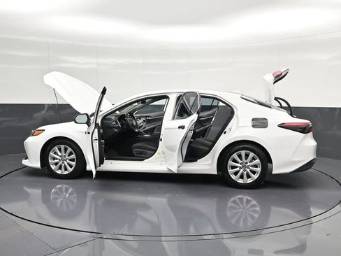 Used 2019 Toyota Camry LE FWD image 39
