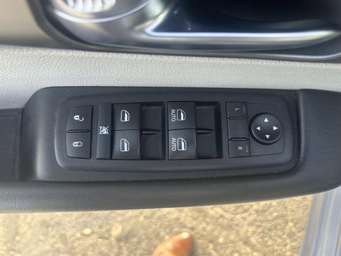 Used 2020 Chrysler Pacifica Touring-L image 12