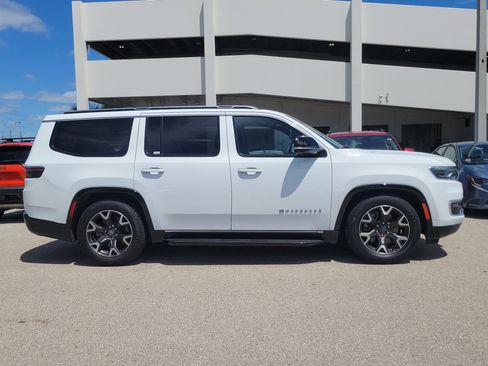 Used 2024 Jeep Wagoneer Series III image 3