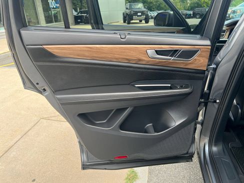 Used 2024 Volkswagen Atlas SE w/ Panoramic Sunroof Package AWD/4WD image 15