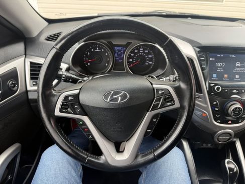 Used 2017 Hyundai Veloster image 9