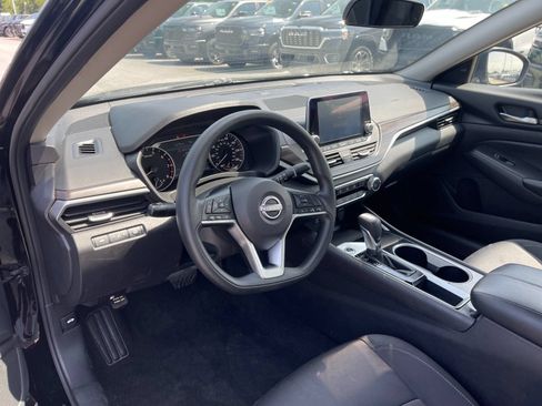 Used 2024 Nissan Altima 2.5 SV FWD image 11