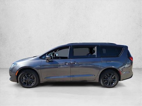 Used 2020 Chrysler Pacifica Touring-L w/ Advanced Safetytec Group image 8