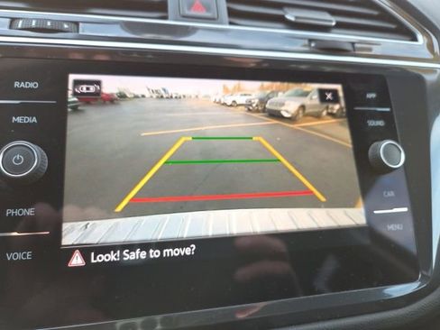 Used 2024 Volkswagen Tiguan SE w/ Panoramic Sunroof Package image 17