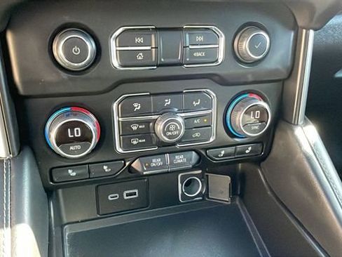 Used 2022 Chevrolet Suburban Z71 w/ Luxury Package image 18