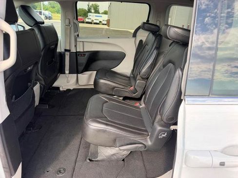 Used 2023 Chrysler Pacifica Touring-L FWD image 11