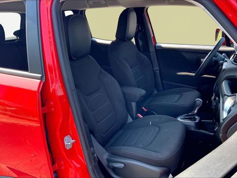 Used 2019 Jeep Renegade Latitude w/ Popular Equipment Group image 19