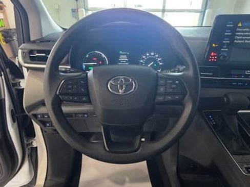 Used 2024 Toyota Sienna LE image 17