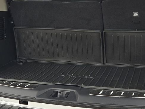 Used 2024 Nissan Armada Platinum w/ Captain's Chairs Package image 9