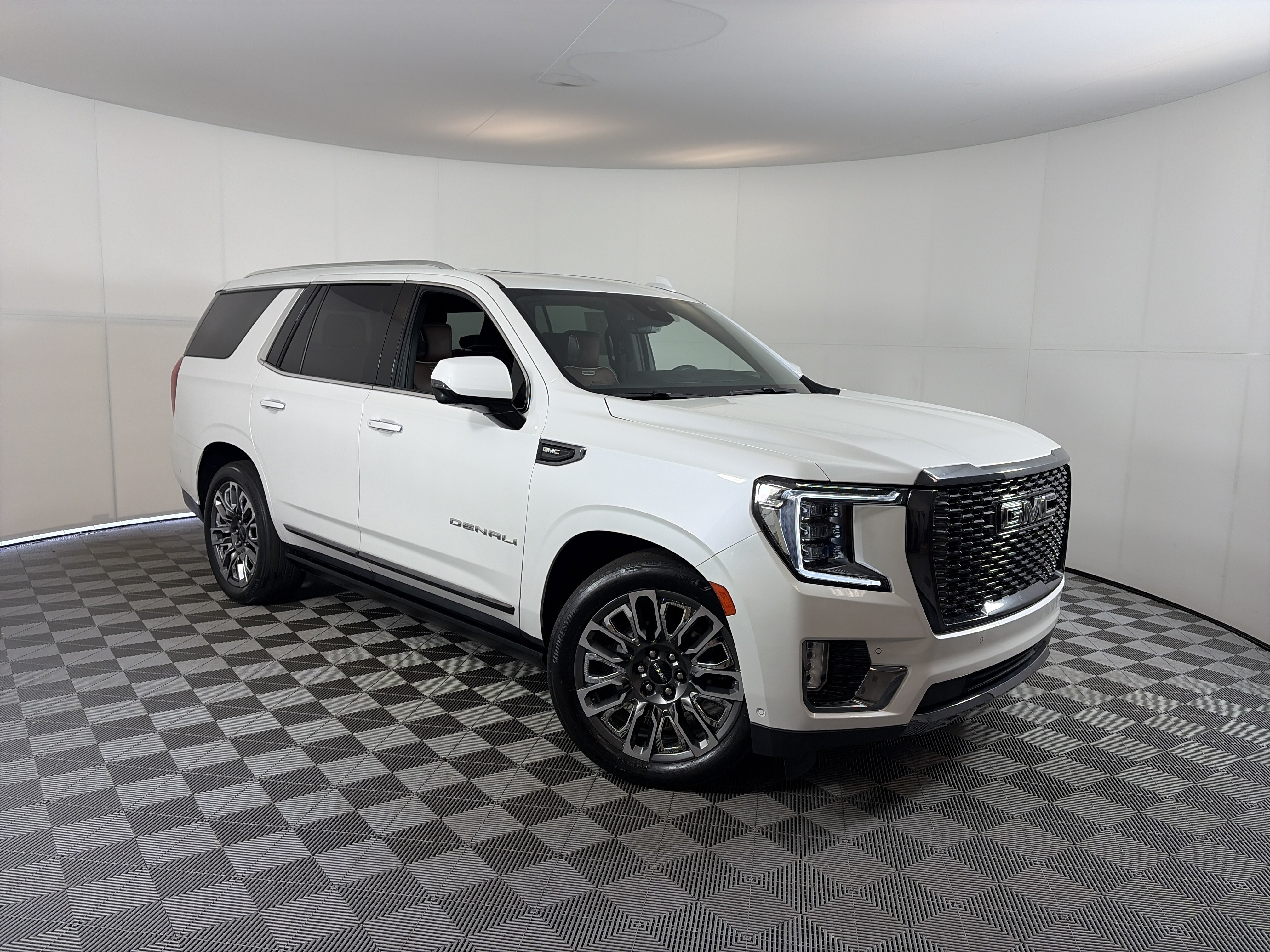 Used 2023 GMC Yukon Denali Ultimate w/ LPO, Floor Liner Package AWD/4WD image 1