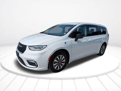 Used 2024 Chrysler Pacifica Limited FWD image 8