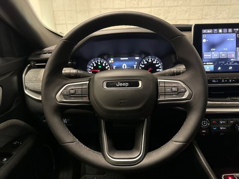 Used 2023 Jeep Compass Latitude w/ Convenience Group image 12