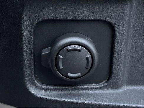 Used 2023 Land Rover Defender 90 S image 21