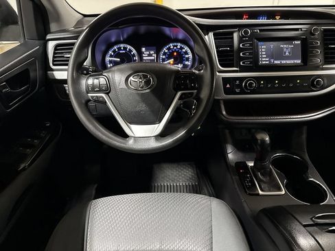 Used 2018 Toyota Highlander LE FWD image 11