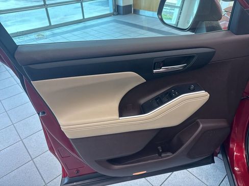 Used 2020 Toyota Highlander XLE image 11