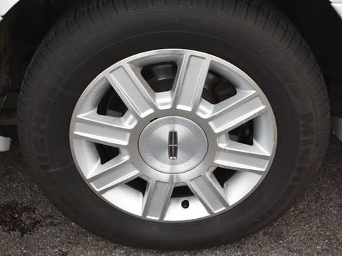 Used 2008 Lincoln Town Car Executive RWD image 48
