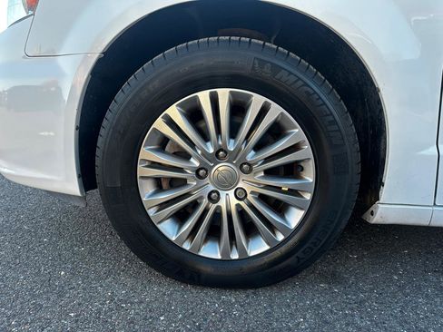 Used 2016 Chrysler Town & Country Touring-L image 24