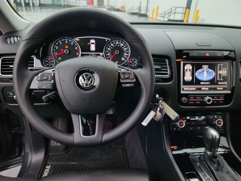 Used 2012 Volkswagen Touareg Sport image 9
