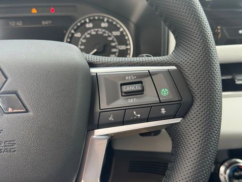 New 2026 Mitsubishi Outlander SE image 16