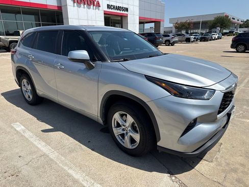 Used 2023 Toyota Highlander LE FWD image 3