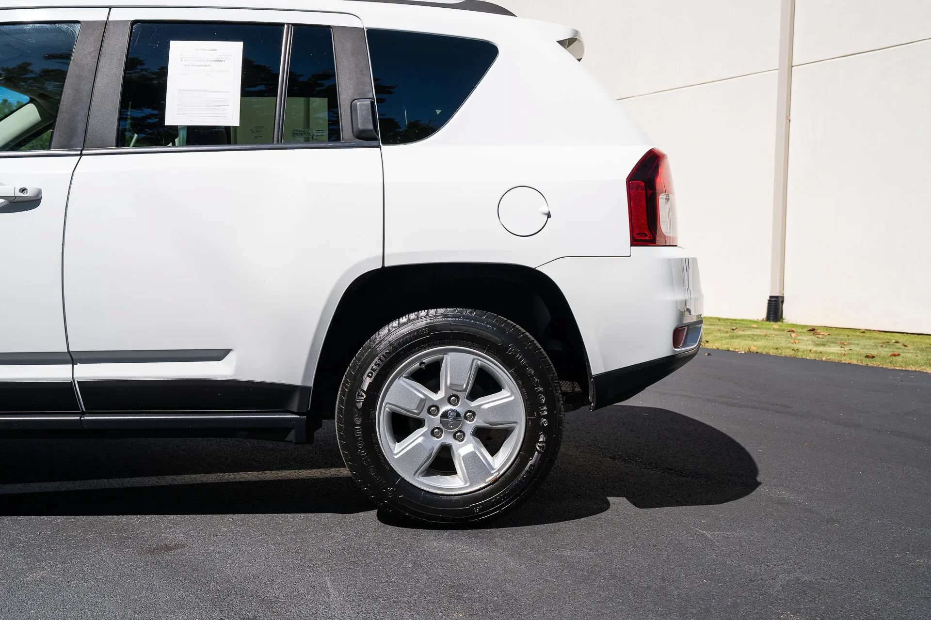 Used 2017 Jeep Compass Latitude FWD image 5