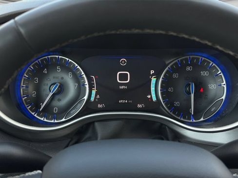 Used 2024 Chrysler Pacifica Touring-L FWD image 11